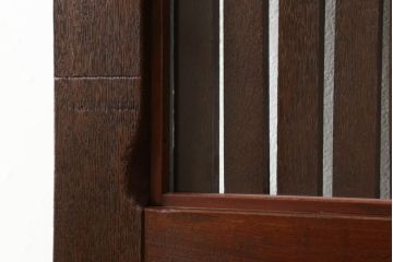 蔵戸をリペア&カスタム!格子裏面にガラスを組み入れ、表面は漆塗りを活かし、裏面は表面と近しい雰囲気になるよう着色。(玄関戸、玄関ドア、引き戸)