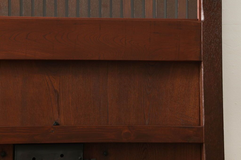 蔵戸をリペア&カスタム!格子裏面にガラスを組み入れ、表面は漆塗りを活かし、裏面は表面と近しい雰囲気になるよう着色。(玄関戸、玄関ドア、引き戸)