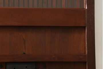 蔵戸をリペア&カスタム!格子裏面にガラスを組み入れ、表面は漆塗りを活かし、裏面は表面と近しい雰囲気になるよう着色。(玄関戸、玄関ドア、引き戸)