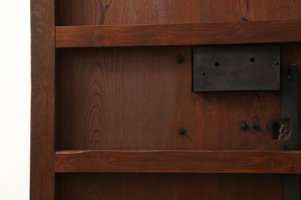 蔵戸をリペア&カスタム!格子裏面にガラスを組み入れ、表面は漆塗りを活かし、裏面は表面と近しい雰囲気になるよう着色。(玄関戸、玄関ドア、引き戸)