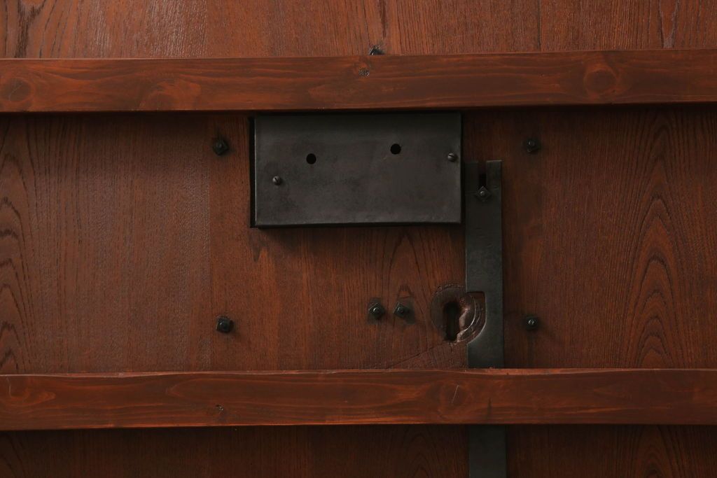 蔵戸をリペア&カスタム!格子裏面にガラスを組み入れ、表面は漆塗りを活かし、裏面は表面と近しい雰囲気になるよう着色。(玄関戸、玄関ドア、引き戸)