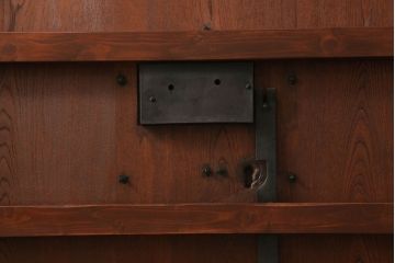 蔵戸をリペア&カスタム!格子裏面にガラスを組み入れ、表面は漆塗りを活かし、裏面は表面と近しい雰囲気になるよう着色。(玄関戸、玄関ドア、引き戸)