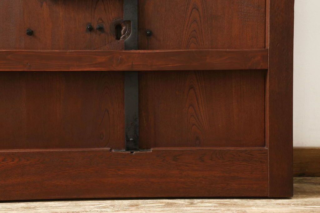 蔵戸をリペア&カスタム!格子裏面にガラスを組み入れ、表面は漆塗りを活かし、裏面は表面と近しい雰囲気になるよう着色。(玄関戸、玄関ドア、引き戸)