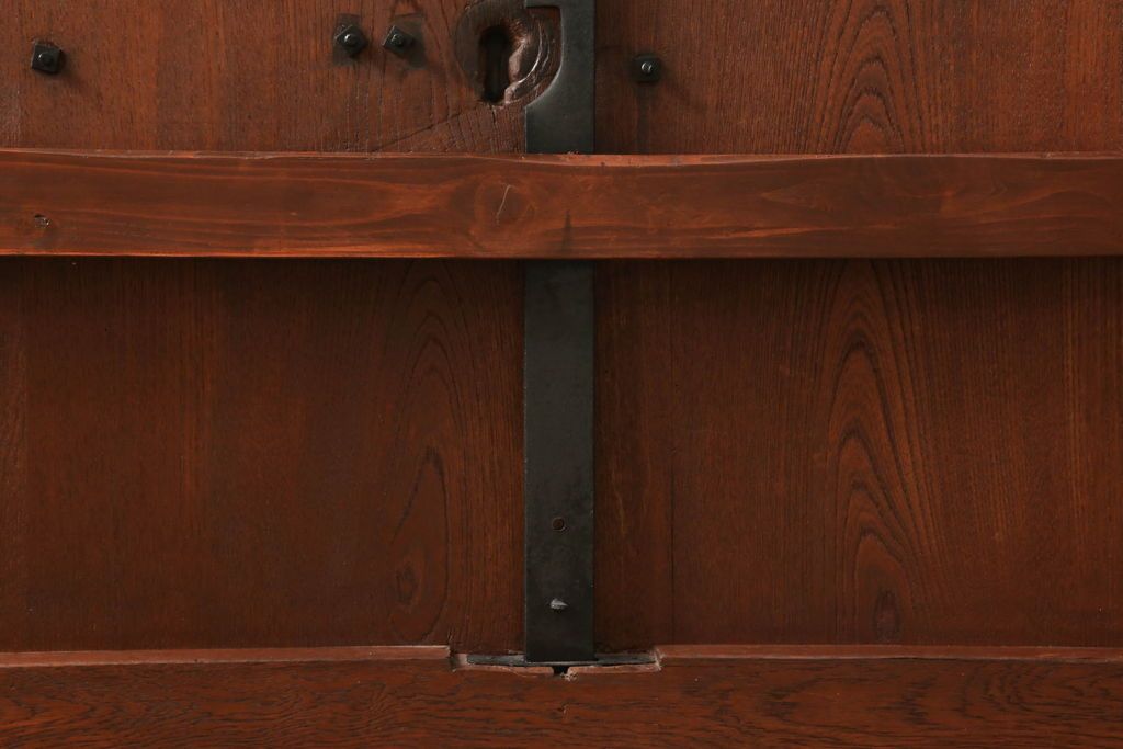 蔵戸をリペア&カスタム!格子裏面にガラスを組み入れ、表面は漆塗りを活かし、裏面は表面と近しい雰囲気になるよう着色。(玄関戸、玄関ドア、引き戸)