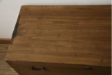 箪笥の見た目を変えずに綺麗にリペア!天板裏から天板を補強。本体は現状の品物に合わせて1トーン程落ち着いた色に着色。(ローボード、テレビ台、チェスト、引き出し、桐箪笥、桐たんす)