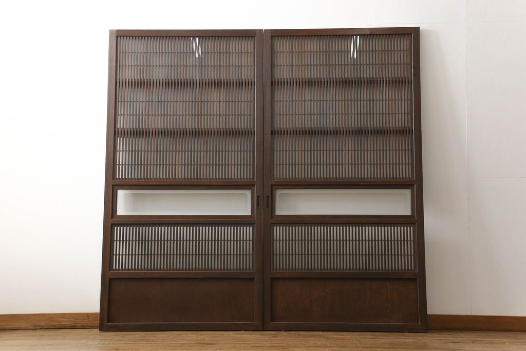 格子ガラス戸2枚をリペア&カスタム!高さと幅をリサイズし、V字戸車を取り付け、付け足した部材や、カットした面は本体の色味に合わせて着色。(引き戸、ガラス帯戸)