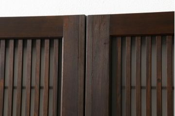 格子ガラス戸2枚をリペア&カスタム!高さと幅をリサイズし、V字戸車を取り付け、付け足した部材や、カットした面は本体の色味に合わせて着色。(引き戸、ガラス帯戸)