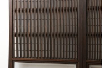 格子ガラス戸2枚をリペア&カスタム!高さと幅をリサイズし、V字戸車を取り付け、付け足した部材や、カットした面は本体の色味に合わせて着色。(引き戸、ガラス帯戸)