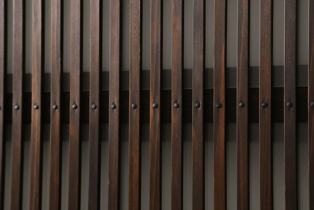 格子ガラス戸2枚をリペア&カスタム!高さと幅をリサイズし、V字戸車を取り付け、付け足した部材や、カットした面は本体の色味に合わせて着色。(引き戸、ガラス帯戸)