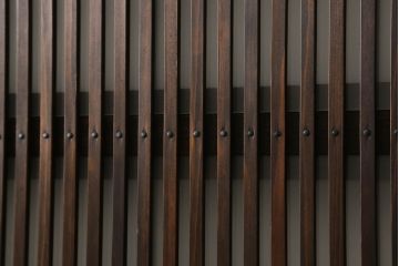 格子ガラス戸2枚をリペア&カスタム!高さと幅をリサイズし、V字戸車を取り付け、付け足した部材や、カットした面は本体の色味に合わせて着色。(引き戸、ガラス帯戸)