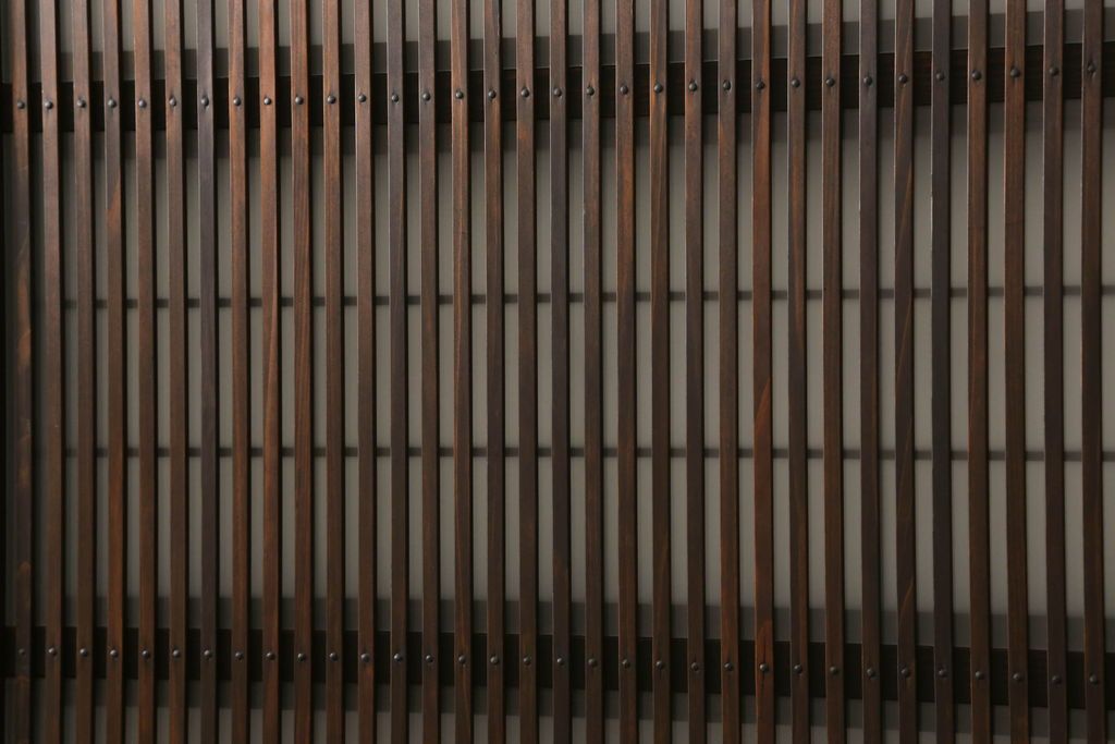 格子ガラス戸2枚をリペア&カスタム!高さと幅をリサイズし、V字戸車を取り付け、付け足した部材や、カットした面は本体の色味に合わせて着色。(引き戸、ガラス帯戸)