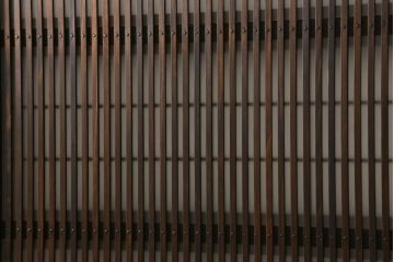 格子ガラス戸2枚をリペア&カスタム!高さと幅をリサイズし、V字戸車を取り付け、付け足した部材や、カットした面は本体の色味に合わせて着色。(引き戸、ガラス帯戸)