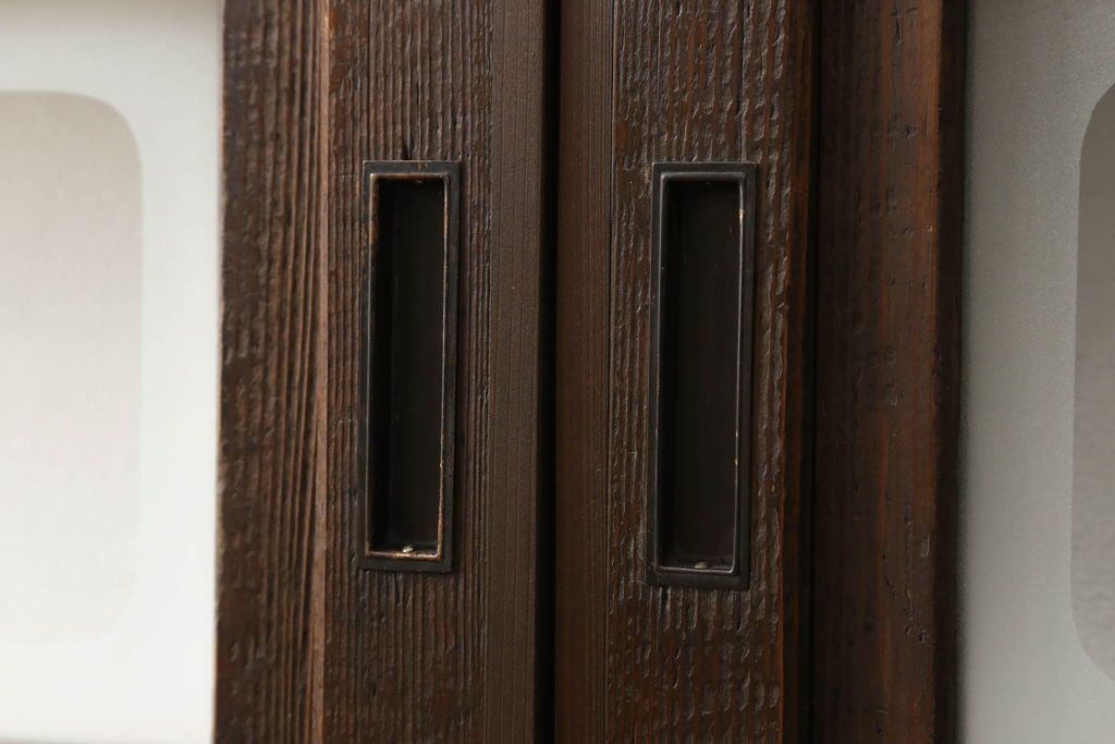 格子ガラス戸2枚をリペア&カスタム!高さと幅をリサイズし、V字戸車を取り付け、付け足した部材や、カットした面は本体の色味に合わせて着色。(引き戸、ガラス帯戸)