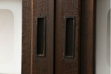 格子ガラス戸2枚をリペア&カスタム!高さと幅をリサイズし、V字戸車を取り付け、付け足した部材や、カットした面は本体の色味に合わせて着色。(引き戸、ガラス帯戸)