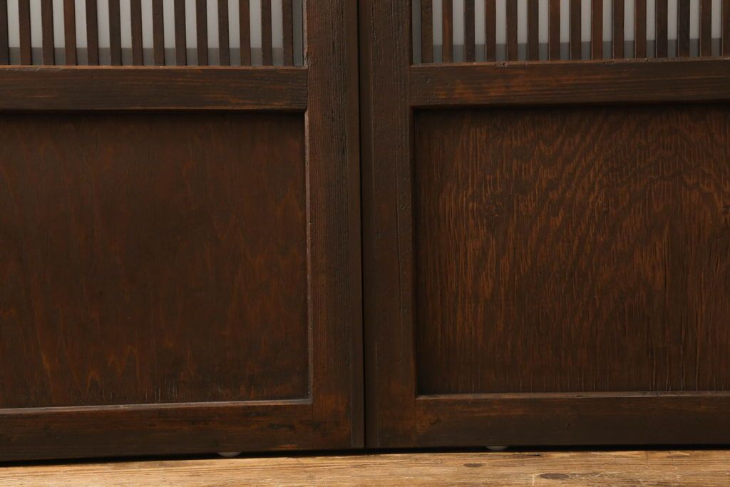 格子ガラス戸2枚をリペア&カスタム!高さと幅をリサイズし、V字戸車を取り付け、付け足した部材や、カットした面は本体の色味に合わせて着色。(引き戸、ガラス帯戸)