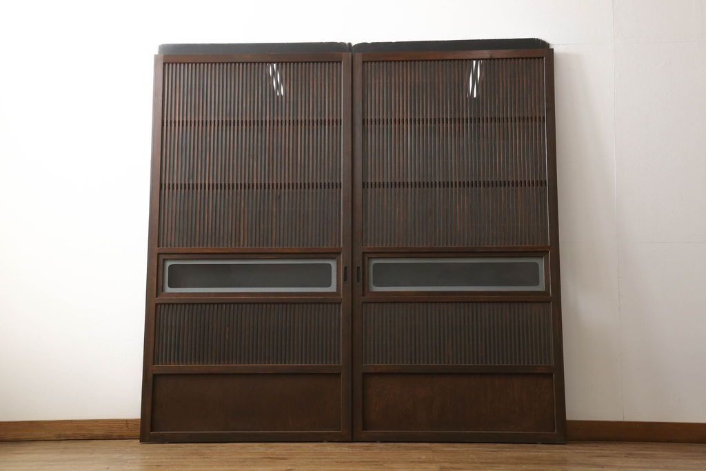 格子ガラス戸2枚をリペア&カスタム!高さと幅をリサイズし、V字戸車を取り付け、付け足した部材や、カットした面は本体の色味に合わせて着色。(引き戸、ガラス帯戸)