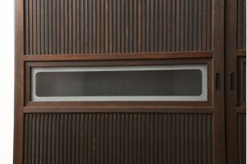 格子ガラス戸2枚をリペア&カスタム!高さと幅をリサイズし、V字戸車を取り付け、付け足した部材や、カットした面は本体の色味に合わせて着色。(引き戸、ガラス帯戸)