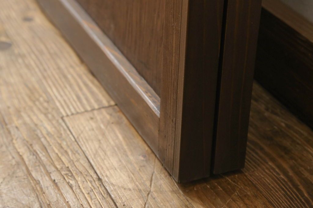 格子ガラス戸2枚をリペア&カスタム!高さと幅をリサイズし、V字戸車を取り付け、付け足した部材や、カットした面は本体の色味に合わせて着色。(引き戸、ガラス帯戸)