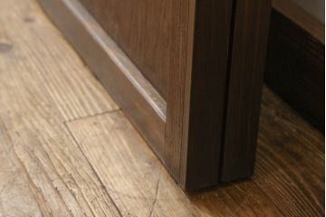 格子ガラス戸2枚をリペア&カスタム!高さと幅をリサイズし、V字戸車を取り付け、付け足した部材や、カットした面は本体の色味に合わせて着色。(引き戸、ガラス帯戸)