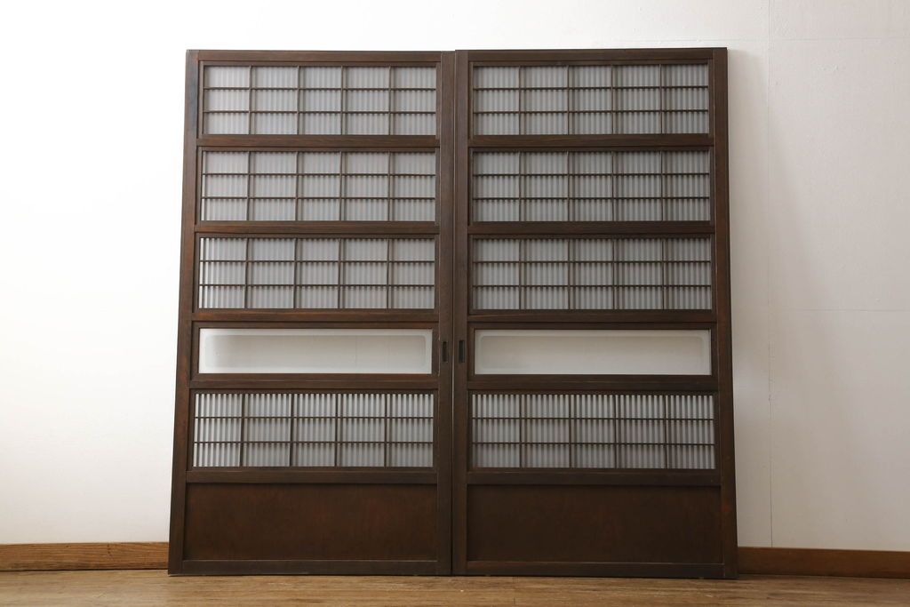 格子ガラス戸2枚をリペア&カスタム!高さと幅をリサイズし、V字戸車を取り付け、付け足した部材や、カットした面は本体の色味に合わせて着色。(引き戸、ガラス帯戸)