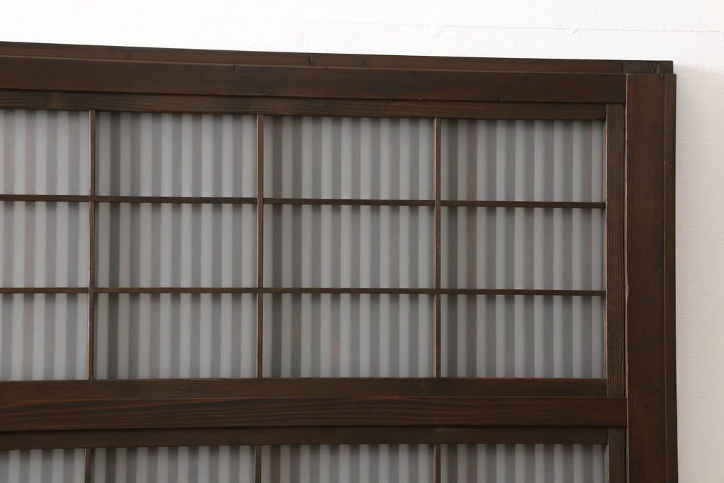 格子ガラス戸2枚をリペア&カスタム!高さと幅をリサイズし、V字戸車を取り付け、付け足した部材や、カットした面は本体の色味に合わせて着色。(引き戸、ガラス帯戸)