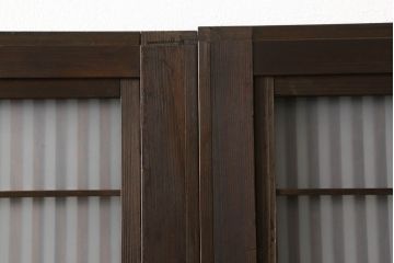 格子ガラス戸2枚をリペア&カスタム!高さと幅をリサイズし、V字戸車を取り付け、付け足した部材や、カットした面は本体の色味に合わせて着色。(引き戸、ガラス帯戸)