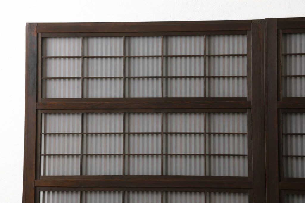 格子ガラス戸2枚をリペア&カスタム!高さと幅をリサイズし、V字戸車を取り付け、付け足した部材や、カットした面は本体の色味に合わせて着色。(引き戸、ガラス帯戸)