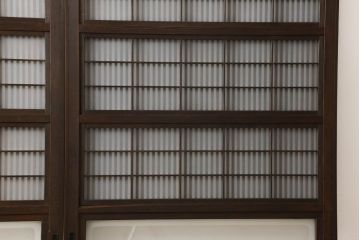 格子ガラス戸2枚をリペア&カスタム!高さと幅をリサイズし、V字戸車を取り付け、付け足した部材や、カットした面は本体の色味に合わせて着色。(引き戸、ガラス帯戸)