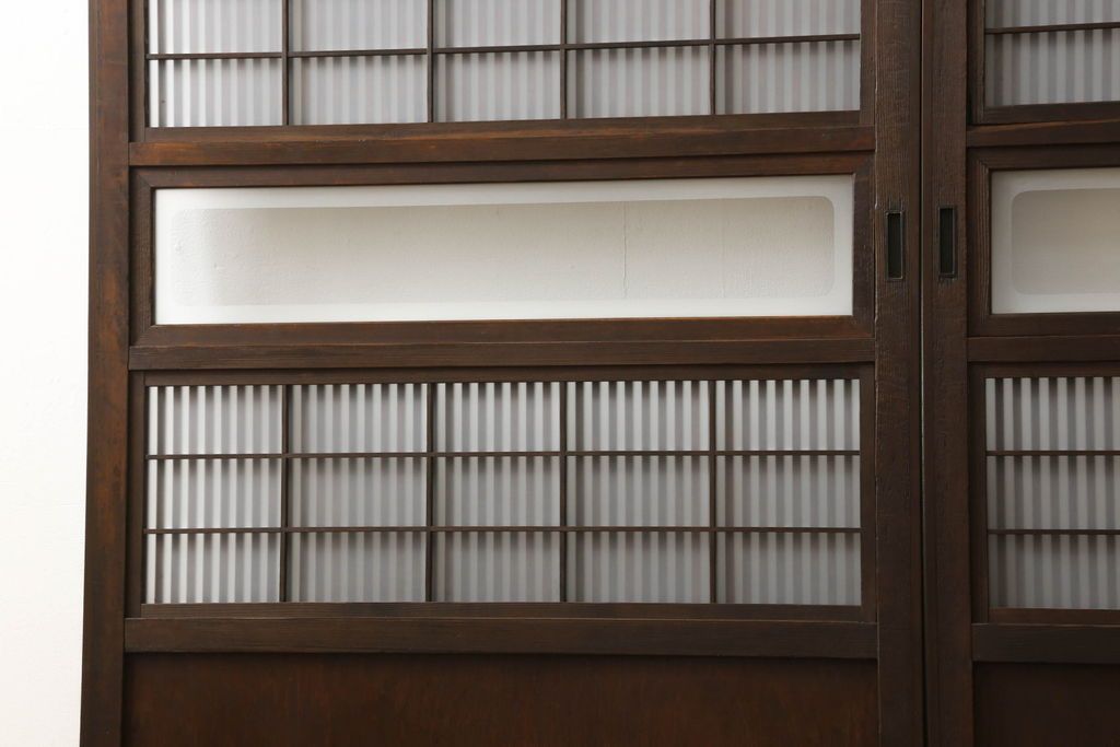 格子ガラス戸2枚をリペア&カスタム!高さと幅をリサイズし、V字戸車を取り付け、付け足した部材や、カットした面は本体の色味に合わせて着色。(引き戸、ガラス帯戸)