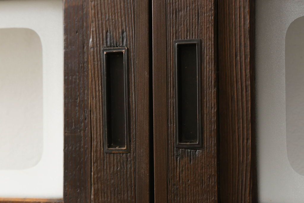 格子ガラス戸2枚をリペア&カスタム!高さと幅をリサイズし、V字戸車を取り付け、付け足した部材や、カットした面は本体の色味に合わせて着色。(引き戸、ガラス帯戸)