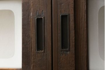 格子ガラス戸2枚をリペア&カスタム!高さと幅をリサイズし、V字戸車を取り付け、付け足した部材や、カットした面は本体の色味に合わせて着色。(引き戸、ガラス帯戸)