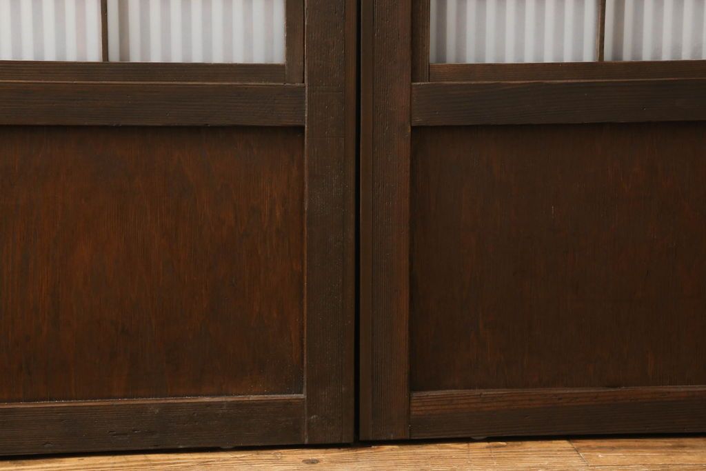 格子ガラス戸2枚をリペア&カスタム!高さと幅をリサイズし、V字戸車を取り付け、付け足した部材や、カットした面は本体の色味に合わせて着色。(引き戸、ガラス帯戸)