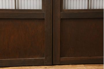 格子ガラス戸2枚をリペア&カスタム!高さと幅をリサイズし、V字戸車を取り付け、付け足した部材や、カットした面は本体の色味に合わせて着色。(引き戸、ガラス帯戸)