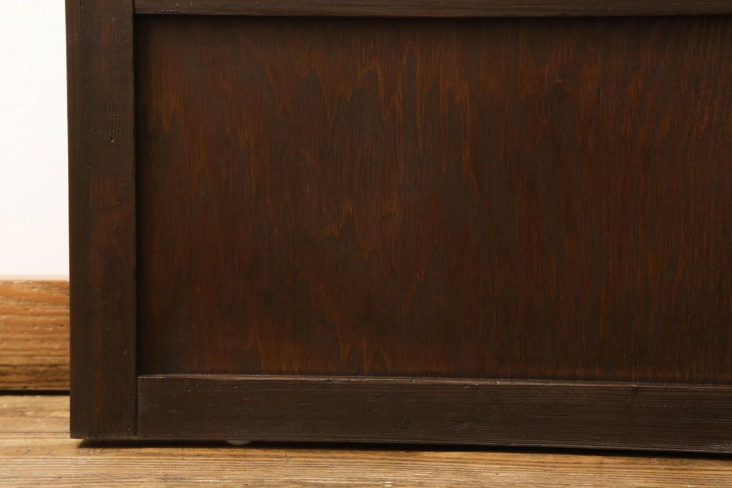 格子ガラス戸2枚をリペア&カスタム!高さと幅をリサイズし、V字戸車を取り付け、付け足した部材や、カットした面は本体の色味に合わせて着色。(引き戸、ガラス帯戸)