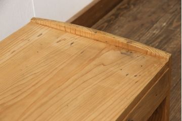 文机の見た目を変えずに綺麗にリペア!蜜蝋ワックスを施し、少し濡れたような色味に仕上げ。(ローテーブル、座机)