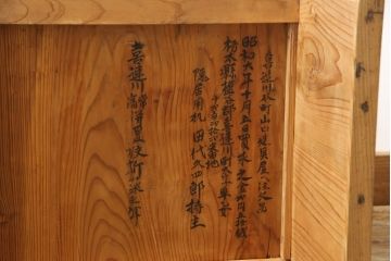 文机の見た目を変えずに綺麗にリペア!蜜蝋ワックスを施し、少し濡れたような色味に仕上げ。(ローテーブル、座机)