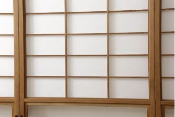 障子戸4枚をリペア&カスタム!高さと幅をリサイズし、既存のガラスからクリアガラスに変更。障子はプラスチック障子に張り替え。引手の位置を変更し、蜜蝋ワックスにて仕上げ。(建具、引き戸)