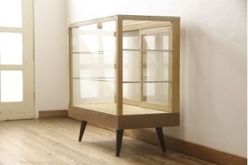 ガラスケースの見た目を変えずに綺麗にリペア!修繕箇所は本体と馴染ませ、現状をベースに1トーン程落ち着いた色に着色して仕上げ。(ショーケース、陳列棚、店舗什器)