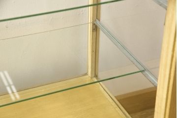ガラスケースの見た目を変えずに綺麗にリペア!修繕箇所は本体と馴染ませ、現状をベースに1トーン程落ち着いた色に着色して仕上げ。(ショーケース、陳列棚、店舗什器)