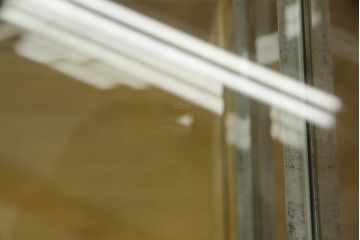 ガラスケースの見た目を変えずに綺麗にリペア!修繕箇所は本体と馴染ませ、現状をベースに1トーン程落ち着いた色に着色して仕上げ。(ショーケース、陳列棚、店舗什器)