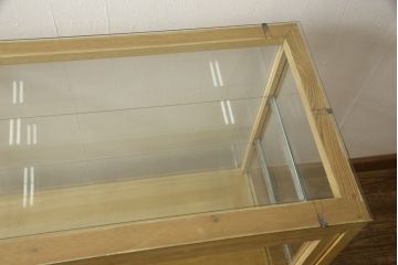 ガラスケースの見た目を変えずに綺麗にリペア!修繕箇所は本体と馴染ませ、現状をベースに1トーン程落ち着いた色に着色して仕上げ。(ショーケース、陳列棚、店舗什器)