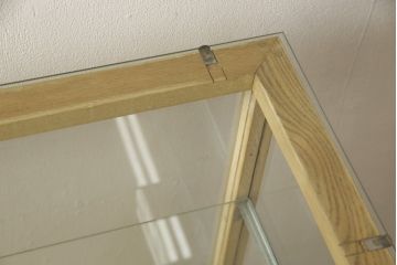 ガラスケースの見た目を変えずに綺麗にリペア!修繕箇所は本体と馴染ませ、現状をベースに1トーン程落ち着いた色に着色して仕上げ。(ショーケース、陳列棚、店舗什器)