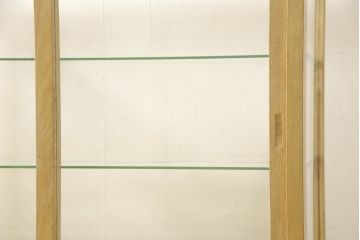 ガラスケースの見た目を変えずに綺麗にリペア!修繕箇所は本体と馴染ませ、現状をベースに1トーン程落ち着いた色に着色して仕上げ。(ショーケース、陳列棚、店舗什器)