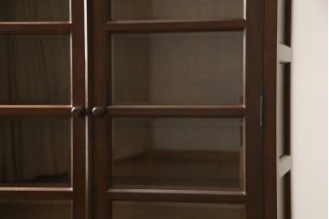 サイドボードをリペア&カスタム!ガラスの欠損箇所にクリアガラスを組み入れ、当店商品を参考に脚を取り付け。修繕箇所は本体と馴染ませ、現状をベースにして1トーン程落ち着いた色味に着色。(キャビネット、本箱、戸棚、収納棚)
