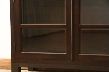 サイドボードをリペア&カスタム!ガラスの欠損箇所にクリアガラスを組み入れ、当店商品を参考に脚を取り付け。修繕箇所は本体と馴染ませ、現状をベースにして1トーン程落ち着いた色味に着色。(キャビネット、本箱、戸棚、収納棚)