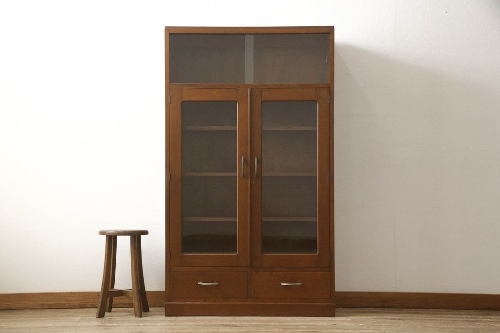 ブックケースの見た目を変えずに綺麗にリペア!現状のお品物に合わせて1トーン程落ち着いた色に着色。(本箱)