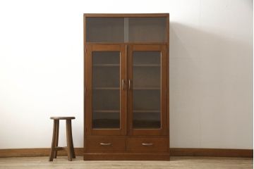 ブックケースの見た目を変えずに綺麗にリペア!現状のお品物に合わせて1トーン程落ち着いた色に着色。(本箱)