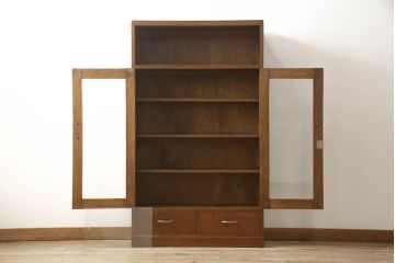 ブックケースの見た目を変えずに綺麗にリペア!現状のお品物に合わせて1トーン程落ち着いた色に着色。(本箱)