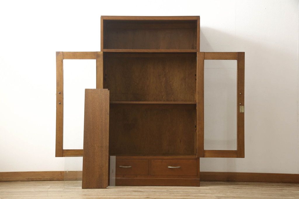 ブックケースの見た目を変えずに綺麗にリペア!現状のお品物に合わせて1トーン程落ち着いた色に着色。(本箱)