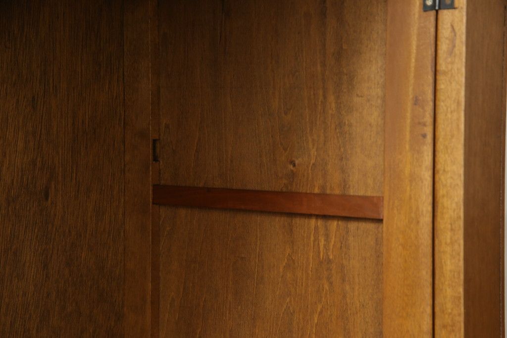 ブックケースの見た目を変えずに綺麗にリペア!現状のお品物に合わせて1トーン程落ち着いた色に着色。(本箱)